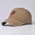 Vista dettagliata del cappellino da baseball in cotone lavato kaki con ricamo fragola - Regolabile / Fragola Cachi