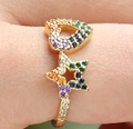 Anello aperto dorato a cuore e stella con zirconi colorati indossato al dito - Oro (Zirconia Colorata)