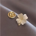 Broche trèfle à quatre feuilles dorée avec finition opale sur fond de tissu gris - Style Trèfle à Quatre Feuilles (90246A) / Doré