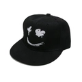 Dettaglio del ricamo a forma di sorriso bianco su un cappellino hip hop nero a tesa piatta - Smiley Graffiti Linea Occhi a Cuore Nero