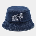 Nahaufnahme der weißen Stickerei auf einem dunkelblauen Fischerhut aus gewaschenem Denim - M (56-58cm) / Dunkelblau