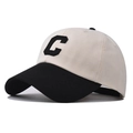 Dettaglio del ricamo della lettera C sul cappellino da baseball in cotone - Regolabile / Bianco Sporco/Nero