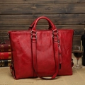 Grande borsa tote rossa vintage in pelle cerata con manici rinforzati e tracolla - Rosso Lucido