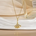 Vista macro di una collana con ciondolo a jet dorato e cristalli micro-pave lucidi - Stile Aereo da Caccia Oro Zirconia (XL0471)