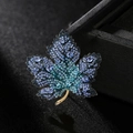 Spilla elegante a foglia d'acero con cristalli blu sfumati e dettagli in oro - Foglia d'Acero Blu Oro