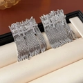 Makroaufnahme von silbernen Quastenohrringen mit glitzernden Strasssteinen und Netzstruktur - 925 Silberstift / Kupfer / Quastenohrstecker (Echt Vergoldet) / Silber