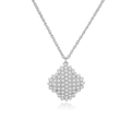 Gros plan du pendentif losange argenté en petites perles sur une chaîne en métal - Collier Losange Platine