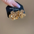 Detail of gold flower stud earrings on black card with 925 silver certification mark - 3D Flower / Gold