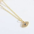 Dettaglio macro della collana Malocchio in oro con pietra blu e zirconi incastonati - Zircone blu zaffiro Occhio del diavolo XL3262-2