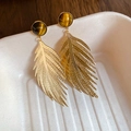 Détail de boucles d'oreilles feuille dorées vintage avec incrustation d'œil de tigre - Cuivre/Imitation Œil de Tigre/Tige en Argent S925 / Brun doré