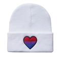 Detailansicht der Bisexuellen-Stolz-Herzstickerei auf einer weißen Strickmütze Beanie - Verstellbar / Bisexuelle Fierté Weiß
