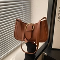Sac à bandoulière marron rétro en cuir avec boucle dorée et éclairage naturel - Marron