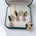 Schmuckset mit grünen Schmetterlingsanhängern und lila Perlen in einer Schmuckschatulle - Mit Kette Mit Box / Lila