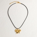Minimalistische 18K Gold Edelstahl-Schleife Halskette mit schwarzer Wachskordel auf Weiß - Schwarze Kordel Goldene Schleife Stil