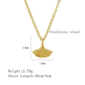 Minimalistische goldene Ginkgoblatt-Halskette aus Edelstahl auf weißem Hintergrund - Gold