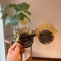 Nahaufnahme der goldenen Happy Birthday Buchstaben auf dieser Partybrille - Einlagig Happy Birthday / Kleines Happy Gold