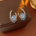 Vue détaillée des boucles d'oreilles en argent en U avec pierre bleue hexagonale et zircons - Style Cube en Zircon en Forme de U avec Tige en Argent / Bleu Argenté