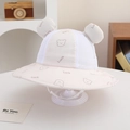 Dettaglio cappello da sole con orecchie da orso, rete traspirante e cordoncino elastico - 50cm / Bianco