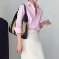 Camicia rosa chic stile Y2K da donna abbinata a una gonna bianca e borsa a tracolla - S / Rosa