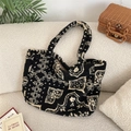Borsa tote in peluche retrò con motivo paisley bianco e nero e consistenza morbida - Totem in Stile Etnico