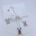 Silbernes Käfer-Schmuckset mit bunten Zirkonia, bestehend aus Halskette und Ohrringen auf Ständer - Silberner Käfer Anhänger