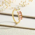 Makro-Detail des vergoldeten offenen Rings mit rosa und klaren Zirkoniasteinen - Einstellbar Offen / Rosa-Weiße Stein-Stil (RG0628-B)