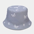 Dettaglio del ricamo a farfalla bianca su un cappello alla pescatora in cotone blu - M (56-58cm) / Blu