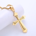 Gouden dubbellaagse roestvrijstalen kruisketting met diamant op een witte standaard - Goud (Met Ketting)