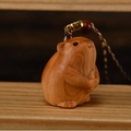 Handgefertigter Hamster-Anhänger aus Thuja-Holz mit gewebtem Band und Naturmaserung - Sternzeichen Ratte