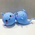 Détail du jouet baleine bleue en silicone avec joues cœur rose et trous de drainage fins - Baleine Bleue