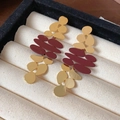 Detail von ovalen Blumen-Ohrhängern mit gebürstetem Gold und weinroter matter Textur - 48# Silberstift - Irreguläre Geometrische Gold Jujube Rot Kontrast Ohrringe