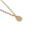 Poliertes vergoldetes Edelstahlhalskette mit Wassertropfen-Anhänger auf weißem Grund - O-Kette / Gold