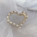 Détail d'une pince à cheveux cœur dorée avec perles blanches et strass scintillants - Petite Perle et Strass Cœur
