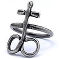 Detailaufnahme des gotischen Leviathan-Kreuz-Rings in Altsilber-Optik im Vintage-Punk-Stil - US-Größe 7 / Leviathan-Kreuz (16201) / Silberschwarz