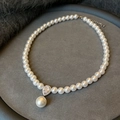Dettaglio macro della collana di perle vintage con chiusura a goccia in cristallo e pendente - 15# Collana-Bianco-Goccia