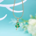 Elegante collana a tulipano dorata con tre pietre verdi a goccia su catena snake - Verde