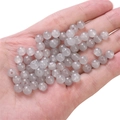 Grijze doorschijnende glazen kralen op een handpalm voor DIY sieraden maken - 8mm Gat ca. 1,5mm / Grijs ca. 50st/pak
