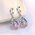 Vue détaillée des boucles d'oreilles goutte rose avec des gravures évidées en argent fin - Boucles d'Oreilles Oeil de Chat Wishing Well - Rose