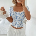 Nauwsluitend Y2K wit T-shirt met blauwe bloemen, kanten vierkante hals en knoopsluiting - S / Blauw