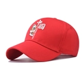 Dettaglio ravvicinato del ricamo del leone e dei caratteri cinesi su un cappellino rosso - Regolabile / Leone Rosso Cinese