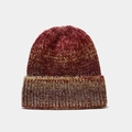 Gros plan du bonnet en tricot tie-dye avec dégradé rouge foncé et texture épaisse - Rouge Foncé