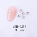 Dettaglio di borchie per unghie floreali in argento da 3,8 mm con strass su unghia rosa - Stile Fiore a 3 Petali Trasparente(9253) / 3.8mm