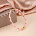 Detailaufnahme des rosa-goldenen Armreifs mit Bambusstruktur und Metallverschluss - Rosa