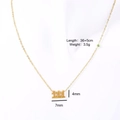 Collier en acier titane doré chiffre des anges 111 avec petit pendentif gemme verte - 111