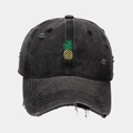 Primer plano del bordado de piña y detalles desgastados en una gorra de algodón negro - Ajustable / Negro