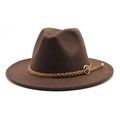 Dettaglio della fascia intrecciata e fibbia dorata su questo cappello fedora in lana marrone - caffè