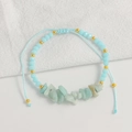 Detalle de pulsera bohemia hecha a mano en azul claro con piedras naturales y perlas - Amazonita
