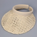 Détail de la visière en paille tressée à la main avec une lettre R brodée élégante - M (56-58cm) / Beige