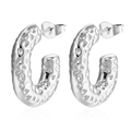 Pendientes de aro en C de acero inoxidable plateado con textura martillada sobre fondo blanco - MS-371 / Color Acero