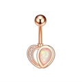 Dettaglio macro del piercing all'ombelico a cuore in oro rosa con zircone e opale a goccia - 2700 Oro Rosa (Cuore Opale Asimmetrico) / Oro rosa